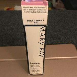 Mary Kay Time Wise Luminous Foundation - Bronze 4